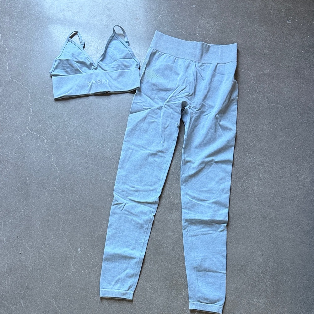 SET: Saski Collection Light Blue Seamless Leggings and Sports Bra Medium